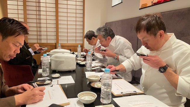 食味計を使わず、食のプロである特別審査員が食べて美味しいと感じるお米を評価