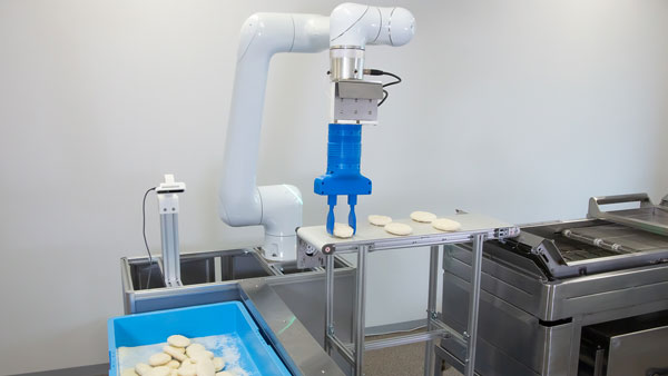 人協働ロボット「COBOTTA PRO」活用　冷凍フライ投入システムを開発