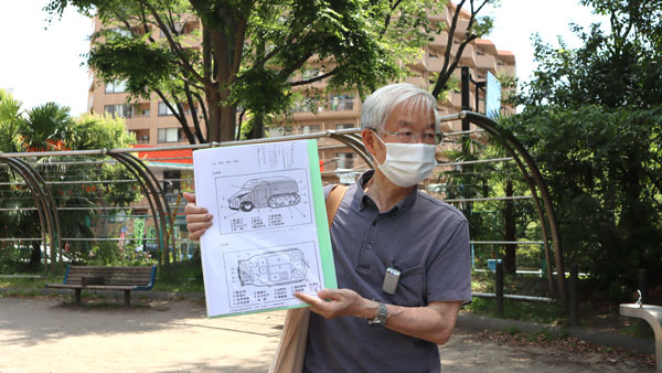戦跡で当時の状況を説明する東海林さん(2021年)