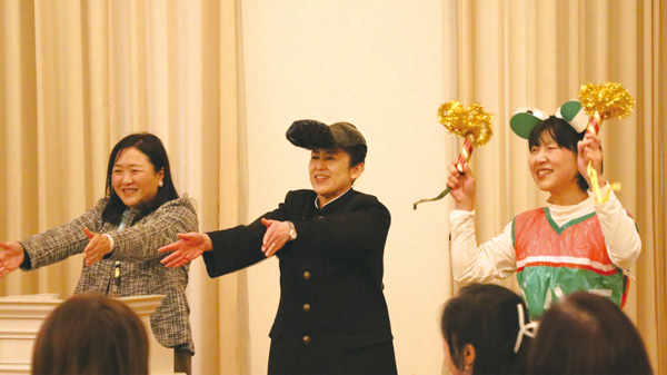 応援で会場を盛り上げる司会（パルシステム群馬）