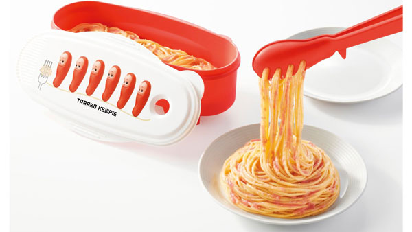 「たらこキユーピー 電子レンジパスタ調理器」（左）と「多機能トング（たらこキユーピーシルエット）」の使用イメージ