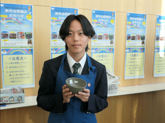 自ら制作した陶器を手にする前田さん