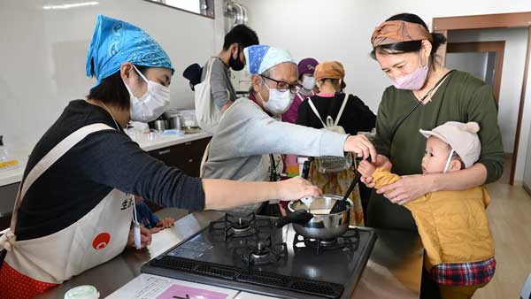 実験のようなチーズ作りに大人も子どもも夢中で取り組む