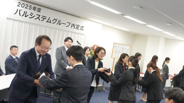 役員から内定者へ記念品を贈呈