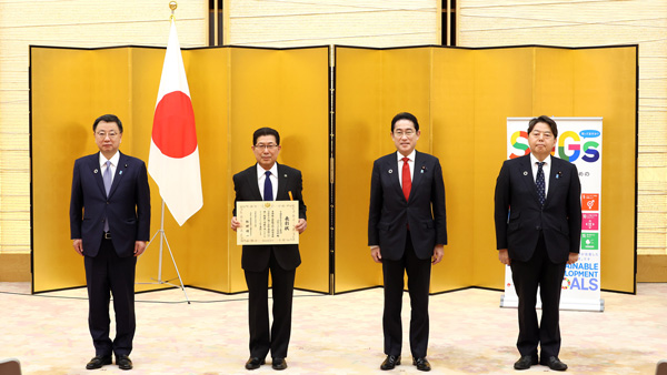 17日、総理大臣官邸で行われた表彰式。左から、松野博一内閣官房長官、東松山市の森田光一市長、岸田文雄総理大臣、林芳正外務大臣