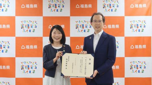 福島県への贈呈式で新井理事長（左）から内堀知事に贈呈（福島県庁で）