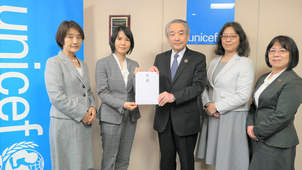 日本ユニセフ協会への贈呈式で