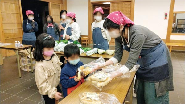 無料食堂での食料配布の様子（提供：NPO法人dattochi home）