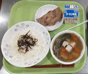 だしに使った昆布を活用して残食率2％に抑えた「白飯、生姜焼き、根菜スープ、佃煮、牛乳」の献立