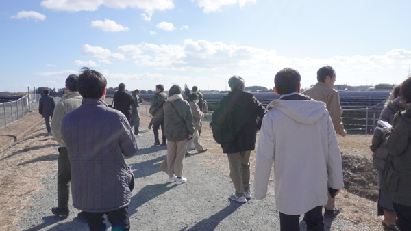 原発事故を風耕作されなくなった農地に広がる太陽光パネルを視察