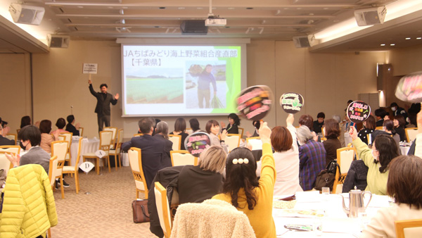 「推し生産者」のうちわで盛り上がる利用者（パルシステム山梨 長野）