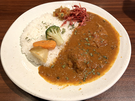 下北沢の秋の「赤缶カレー粉」を使った「インドの青鬼（クラフトビール）」に合う！特製カレー