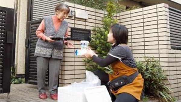 宅配や配食サービスを通じて高齢者のサポートにつなげている