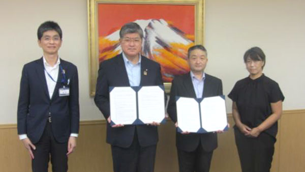 左から、板橋区健康生きがい部篠田聡部長、板橋区の坂本健区長、コープみらい東京都本部参加とネットワーク推進部五味孝幸部長、コープみらい東京2ブロック委員会田中有希子委員長