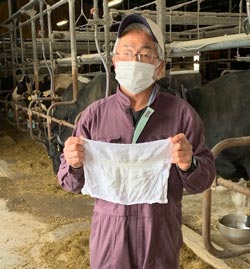 タオルを受け取った大西牧場の生産者