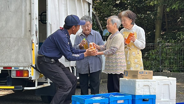 実証実験時の廃食油回収の様子