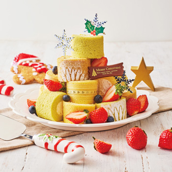 米粉のクリスマスロールケーキツリー。フルーツや粉糖をあしらったデコレーションイメージ