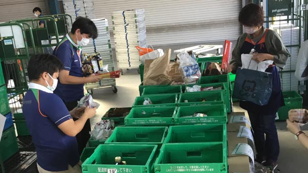 職員による賞味期限確認と品目別仕分け作業