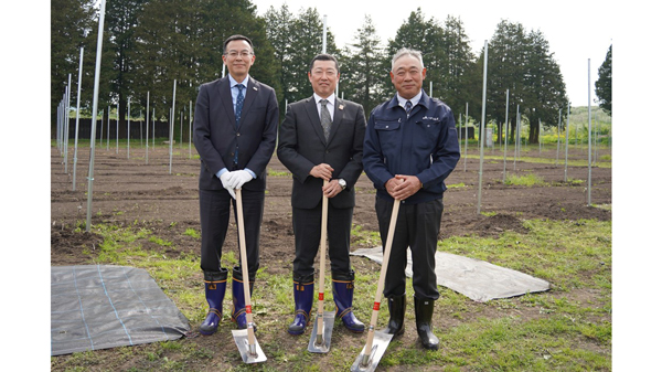 植樹セレモニーに参加したＪＡ全農青果センターの小野社長（左）、コープデリ連合会の大川代表理事専務理事（中央）とＪＡつがる弘前の天内代表理事組合長