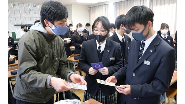 昨年度実施したカードゲームによる交流の様子