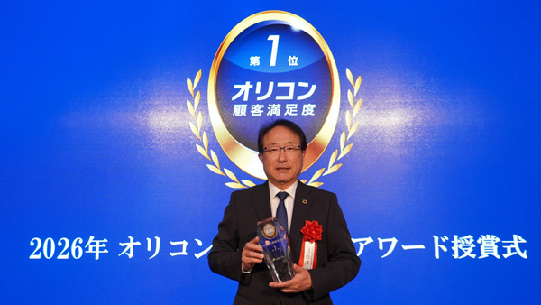 授賞式でトロフィーを受け取った渋澤代表理事理事長