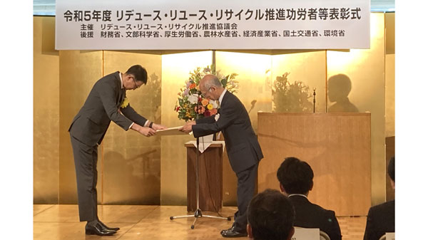 10月30日に行われた表彰式で。キユーピー経営推進本部 サステナビリティ推進部の浜北剛氏（左）が登壇