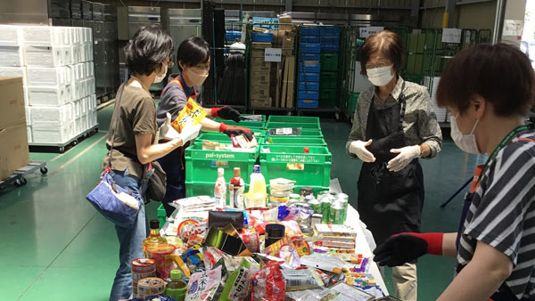 ボランティアによる仕分け作業