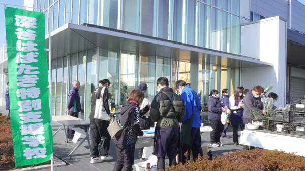 特別支援学校と深める連携　熊谷の物流センターで新鮮野菜や工芸品を販売　パルライン