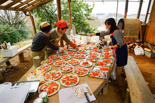 収穫した野菜でピザ作り