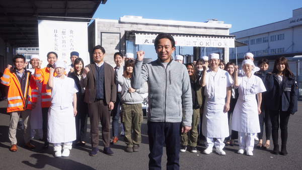 キッチンカー「笑顔うどん号 にこまる」で関西国際空港を訪問。中央は株式会社TOKIOの城島社長