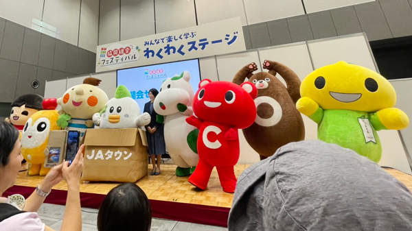 各協同組合のキャラクター中央で会場を沸かせたパルシステムの「こんせんくん」（左から4番目）
