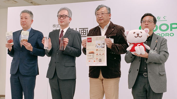 協業を始めた良品計画の堂前社長（中央左）とコープさっぽろの大見理事長（中央右）