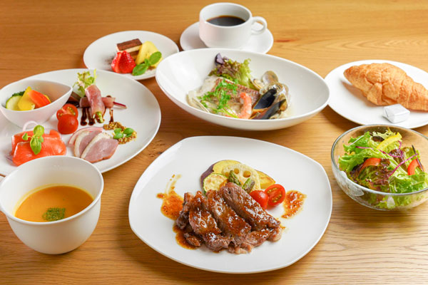 国産食材や有機農産物などを使った和洋のメニューを提供