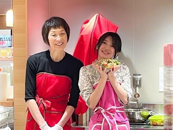 2月13日開催の「奈良の赤い宝石！恋するいちごクッキングフェア」に登場した浜内さん（左）と大西さん