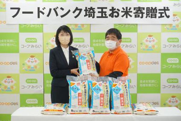 贈呈式に参列したフードバンク埼玉の永田信雄理事（右）とコープみらい 新井ちとせ理事長