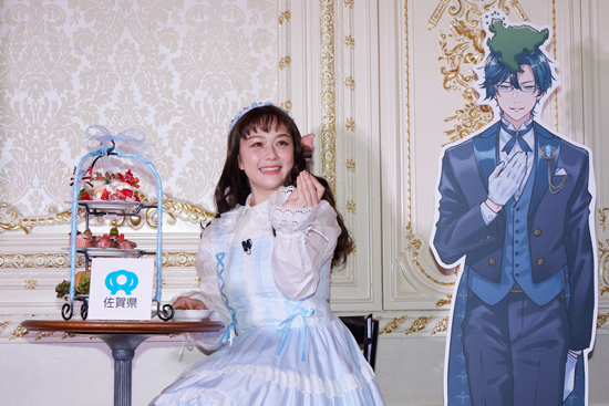 コラボアフタヌーンティーを堪能する村重さん