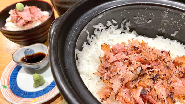 ミシュラン掲載の和食店では「ベーコン節」を釜飯のトッピングに