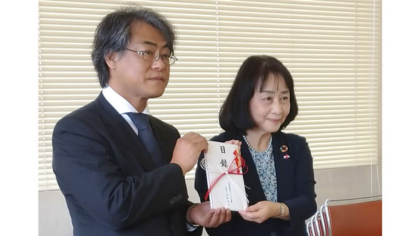 木村准教授（左）へ目録を渡す高野理事長