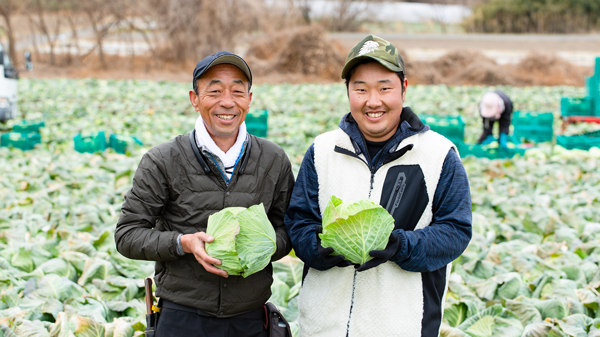 提携生産地の産者で（株）野菜くらぶの阿部順一さん（左）と樹さん