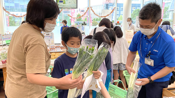 ＪＡ横浜の農産物直売所「ハマッ子」都築中川店の澁谷店長が、横浜市で採れる旬野菜とその目利きポイントを伝授