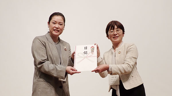 目録を贈呈するパルシステム東京の西村理事長（右）とＪＡ釧路太田糸納女性部の糸納副部長