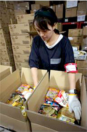 前回の7月に行われた支援の準備で寄贈商品を箱詰めする職員