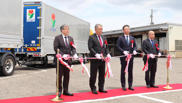 運行出発式のテープカット。左から、新潟輸送横田義博常務、同柴田社長、亀田製菓堀田執行役員、NEXTLogisticsJapan三好克浩社長