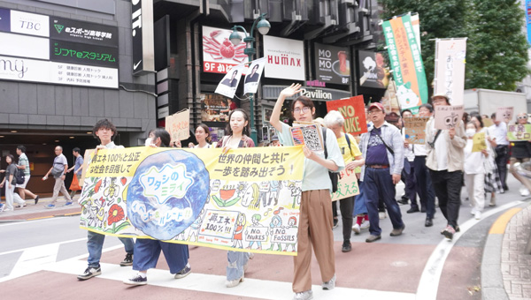 脱原発を訴え、渋谷の街を行進