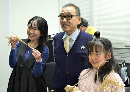 昨年度の会で、山本さんにファンのこどもが手作りおにぎりバッチをプレゼント