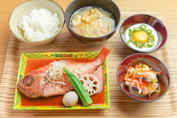 国産食材や有機農産物などを使った和洋のメニューを提供