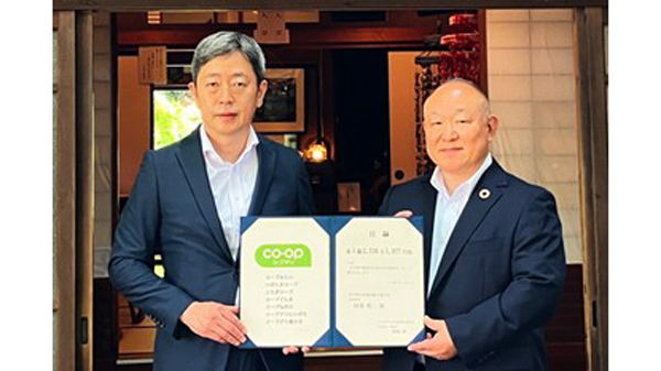 25日に開かれた募金贈呈式。岩手県生協連の 阿部慎二会長理事（左）とコープデリ生協の熊﨑伸理事長