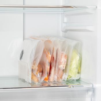 協定で活用されるカインズの食品圧縮袋と保存容器用手動ポンプの使用例