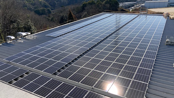 三原工場の太陽光パネル