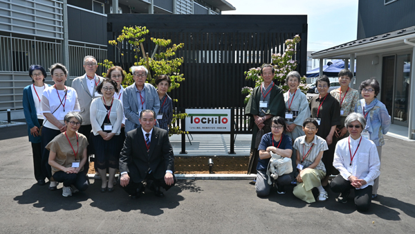 居住棟への入居者と、建設事業者・仮設機材工業の西村修社長